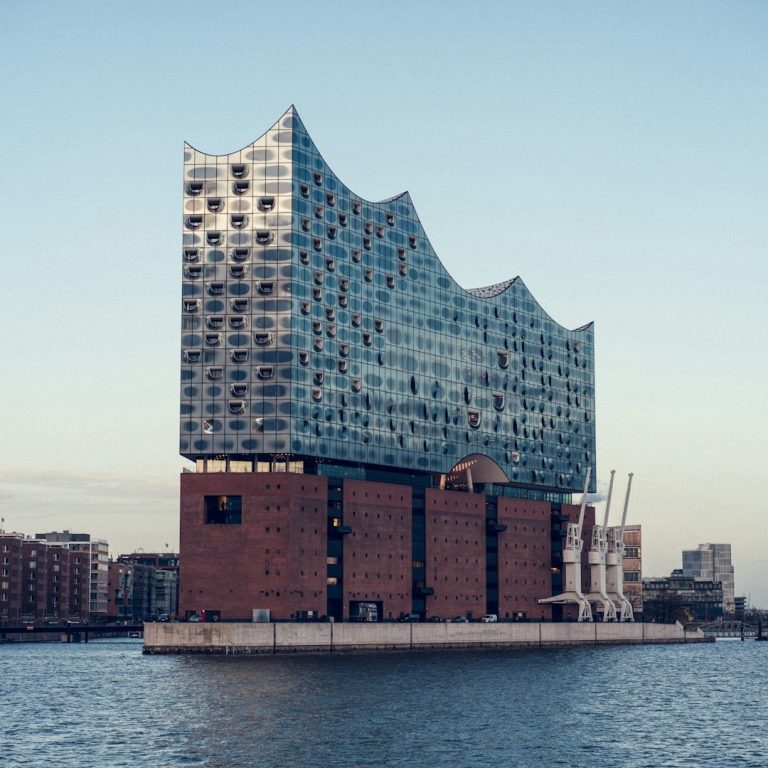 Moderne Architektur der Elbphilharmonie in Hamburg, direkt am Wasser gelegen.